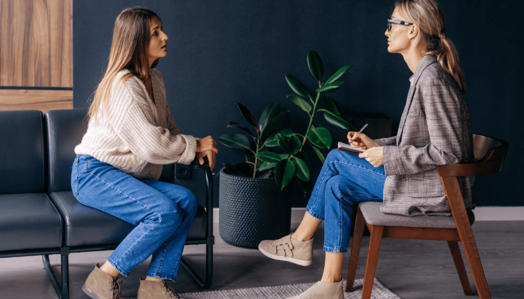 femme qui parle à une psychologue du travail